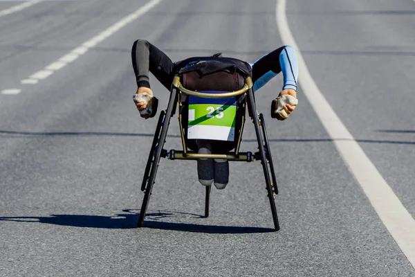 Para Atleta Cadeira Rodas Equitação Estrada Maratona Corrida Movimento Subida — Fotografia de Stock