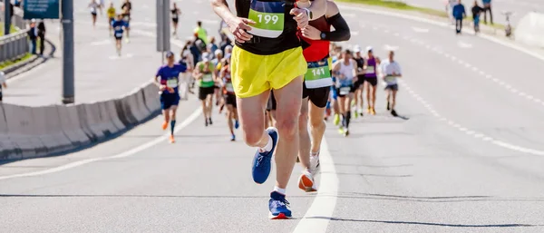 Mužský Vůdce Běžec Maraton Běží Dopředu Velké Skupiny Lidí Kopce — Stock fotografie