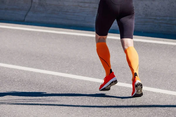 Benen Mannelijke Loper Oranje Compressie Sokken Zwarte Panty Lopen Race — Stockfoto
