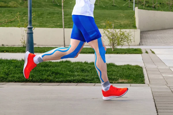 Benen Loper Atleet Blauwe Kinesiotaping Dij Kuit Spieren Knieën Marathon — Stockfoto