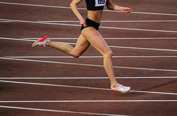 Vrouwelijke Atleet Hardlopen Rode Baan Stadion Zomer Atletiek Kampioenschappen Geometrische — Stockfoto