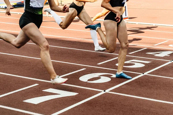 Grupo Mujer Atleta Cruza Meta Carrera Sprint Pista Estadio Campeonatos —  Fotos de Stock