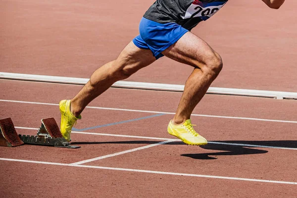 Nogi Biegacz Uruchomić Bloków Startowych Działa Torze Letnie Mistrzostwa Lekkoatletyczne — Zdjęcie stockowe