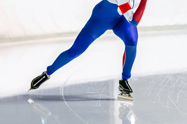 筋肉の脚の男性スケーターはスピードスケート競技 冬のスポーツゲームで厳格なレースを実行します — ストック写真