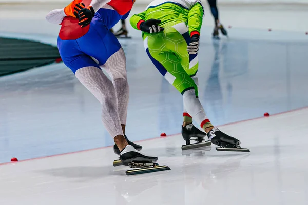 Espalda Dos Patinadores Masculinos Corren Juntos Calentamiento Velocidad Patinaje Competencia —  Fotos de Stock