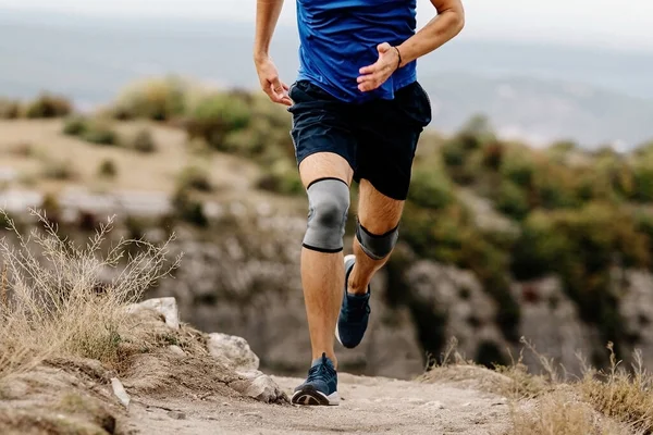 Man Löpare Med Knäskydd Som Löper Mountain Trail Skyddande Komprimering — Stockfoto