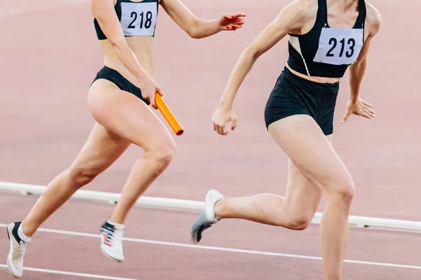 Mujeres Corriendo Carrera Relevos Campeonato Atletismo Verano Pasando Batuta Dos — Foto de Stock