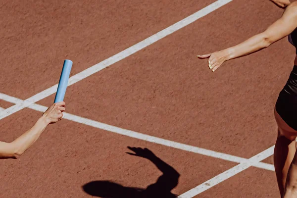 Mão Mulheres Corredor Passando Bastão Corrida Revezamento Campeonato Atletismo Verão — Fotografia de Stock