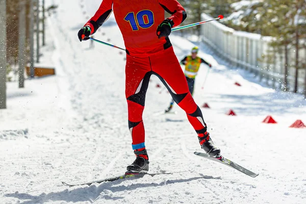 Manlig Idrottsman Skidåkare Kör Skidåkning Uppförsbacke Skidstadion Vintersport Tävling — Stockfoto