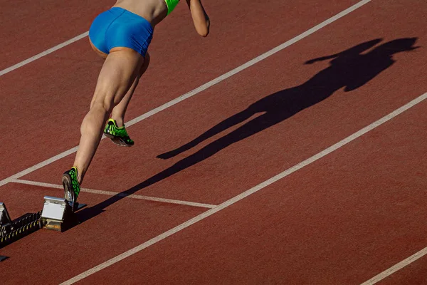 Iniciar Atleta Feminino Partir Blocos Iniciais Correndo Distância Sprint Mulher — Fotografia de Stock