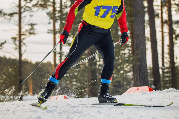 Close Αρσενικό Αθλητής Σκιέρ Τρέχει Cross Country Σκι Στα Πόδια — Φωτογραφία Αρχείου