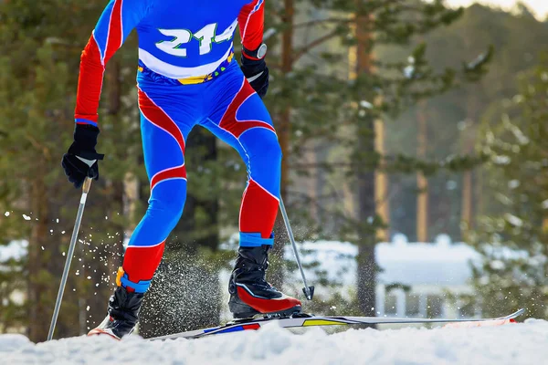 Atleta Masculino Esquiador Corriendo Esquí Escalada Montaña Salpicaduras Nieve Debajo —  Fotos de Stock