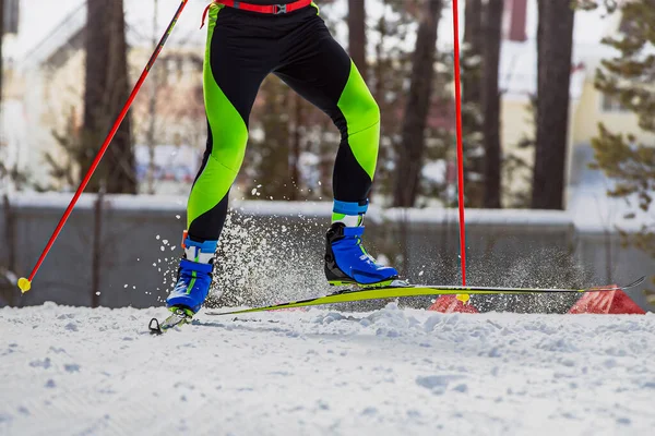 Primer Plano Piernas Esquiador Atleta Correr Pista Esquí Salpicaduras Nieve —  Fotos de Stock