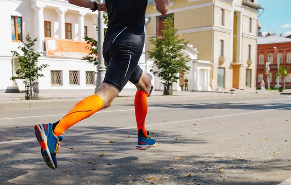 Man Löpare Kompression Strumpor Kör Gata Sommar Maraton Ras Uthållighet — Stockfoto