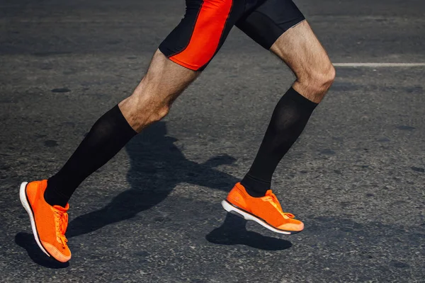 Benen Mannelijke Loper Zwart Compressie Sokken Heldere Loopschoenen Schaduw Man — Stockfoto
