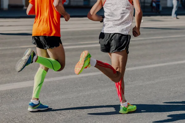 Назад Два Спортсмена Бегут Марафон Городе Ноги Человек Бегун Компрессионных — стоковое фото