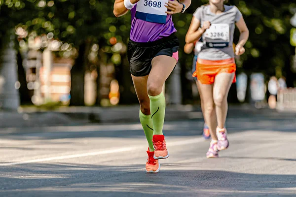 Beine Läuferin Läuft Marathonlauf Auf Der Stadtstraße Beine Joggerin Kompressionsstrümpfen — Stockfoto