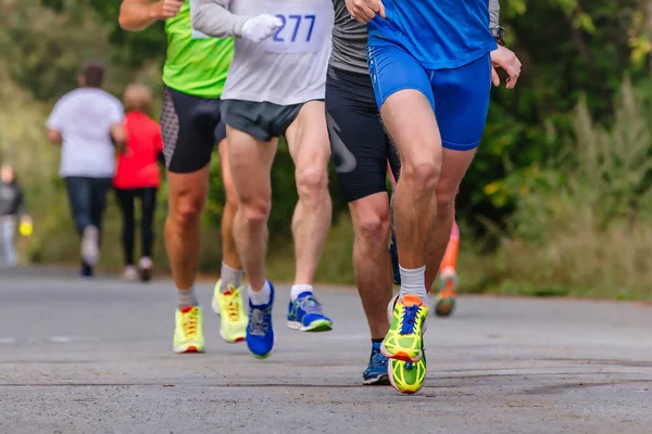 Nohy Skupina Sportovci Běžci Běh Závod Silnici Muži Jogging Maraton — Stock fotografie