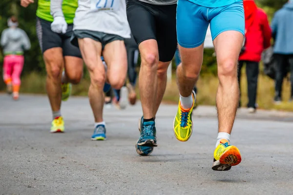 Nahaufnahme Beine Gruppe Athleten Läufer Rennen Auf Der Straße Männer — Stockfoto