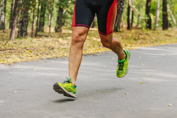 Beine Männlicher Läufer Läuft Auf Straße Beim Stadtparkrennen Herbstmarathon Umgefallenes — Stockfoto