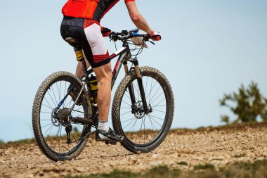 Motorsikletle dağlara yakın bisiklet turu, kros bisikleti, açık hava yaz yarışı.