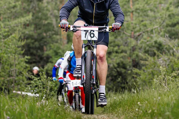 Atleta Líder Ciclista Frente Grupo Ciclistas Montanha Equitação Cross Country — Fotografia de Stock