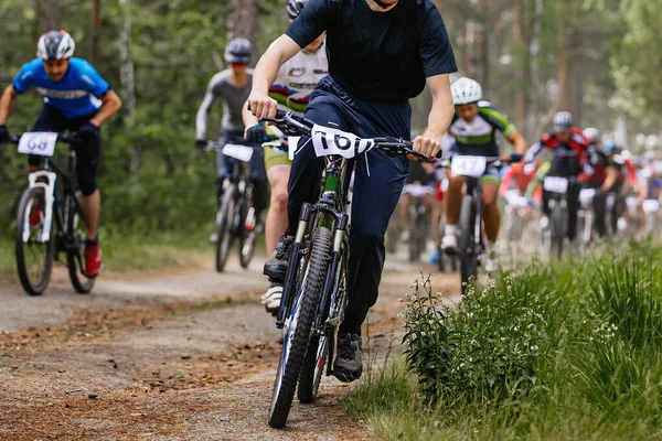 Líder Ciclista Frente Grupo Atleta Montanhistas Equitação Cross Country Ciclismo — Fotografia de Stock