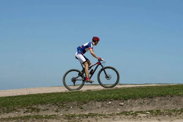 Atleta Ciclista Andar Bicicleta Montanha Colina Fundo Azul Céu Cross — Fotografia de Stock