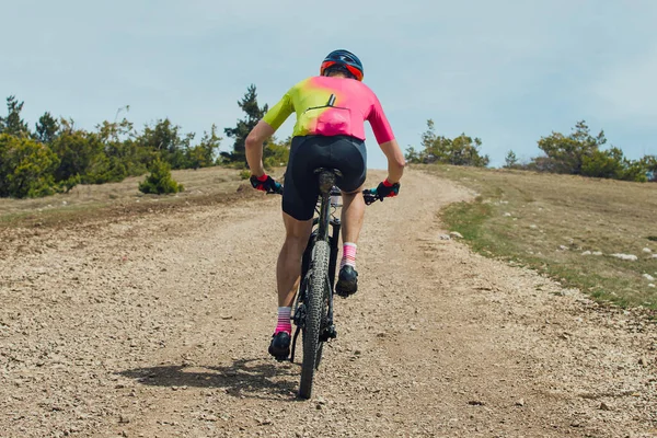 Rückansicht Sportler Radfahrer Mountainbike Bergauf Radfahren Auf Schotterpiste Radrennen — Stockfoto