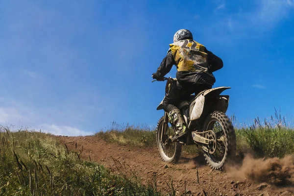 Motocross Rider Guida Fuoristrada Moto Corsa Trail Terra Polvere Sotto — Foto Stock