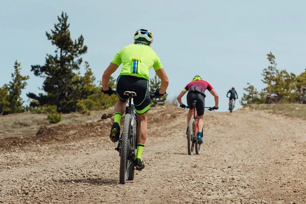 Rückansicht Gruppe Sportler Radfahrer Mountainbike Bergauf Fahren Radfahren Auf Schotterpiste — Stockfoto