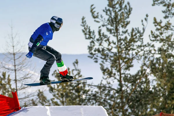 Män Italiensk Snowboardåkare Hoppa Droppar Snowboard Tävling Vintersport — Stockfoto