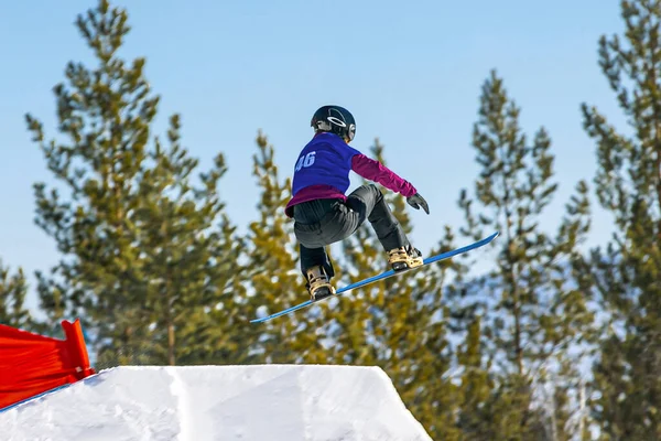 Snowboarders Femeninos Saltando Gotas Competición Snowboard Deportes Invierno — Foto de Stock