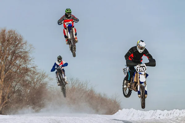 Group Motocross Rider Jumping Snowy Springboard Winter Road Motorcycle Racing — стоковое фото