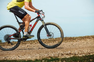 Dağ bisikleti süren bisikletçi ülkeyi baştan başa bisikletle geçiyor. Trek motorlar, Bontrager lastikleri, X-Biyonik fonksiyonel spor kıyafetleri. 