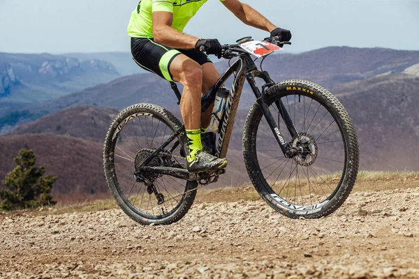 Чоловічий Велосипедист Їде Гірському Велосипеді Вгору Сільському Велосипеді Велосипеди Сантичного — стокове фото