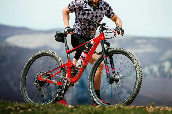 Atleti Sesso Maschile Piedi Salita Con Loro Mountain Bike Bicicletta — Foto Stock