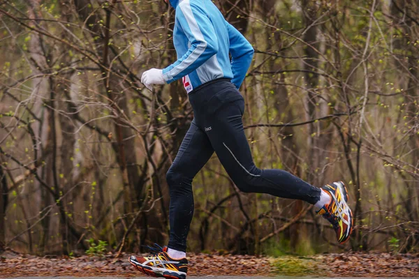 Männliche Läufer Laufen Road Park Frühjahrsmarathon Asics Laufschuhen Und Leggings — Stockfoto