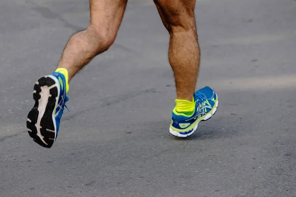 Pernas Corredor Masculino Correr Maratona Estrada Asics Tênis Corrida Meias — Fotografia de Stock