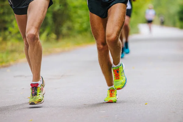 Beine Zwei Männliche Läufer Laufen Marathon Straßenpark Asics Laufschuhen — Stockfoto