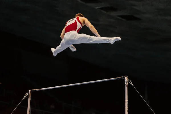 男子体操运动员在艺术体操水平杠上的锻炼 Spieth德国电器公司 — 图库照片