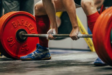 Vücut parçası ve halterci erkek güç kaldırmada kaldırıcı. Asic 'ler ayaklarında ölü kaldırma botları