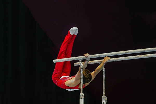 Idrottare Gymnast Motion Parallella Barer Konkurrens Konstnärlig Gymnastik Sommar Sportspel — Stockfoto