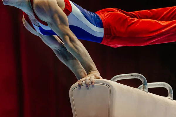 Närbild Gymnast Idrottsman Utför Pommel Häst Tävling Konstnärlig Gymnastik Mörk — Stockfoto
