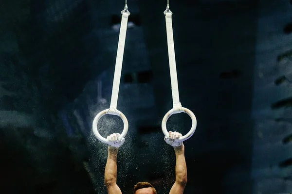 Ruční Gymnastka Vystupující Ring Frame Soutěž Umělecká Gymnastika Grips Kroužky — Stock fotografie