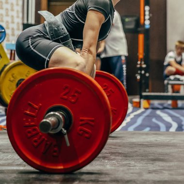 Yan görünüm bayan atlet kaldırma yarışması ve güç sporları oyunlarında kaldırma performansı sergiliyor