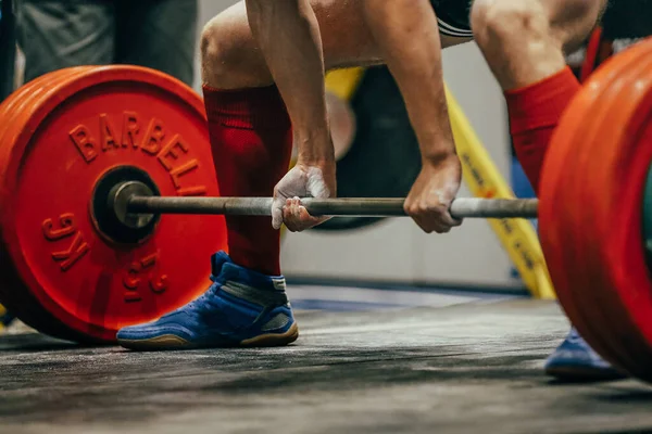 Male Powerlifter Deadlift Powerlifting Competition Hands Gym Chalk Grips Barbell — Stock Photo, Image