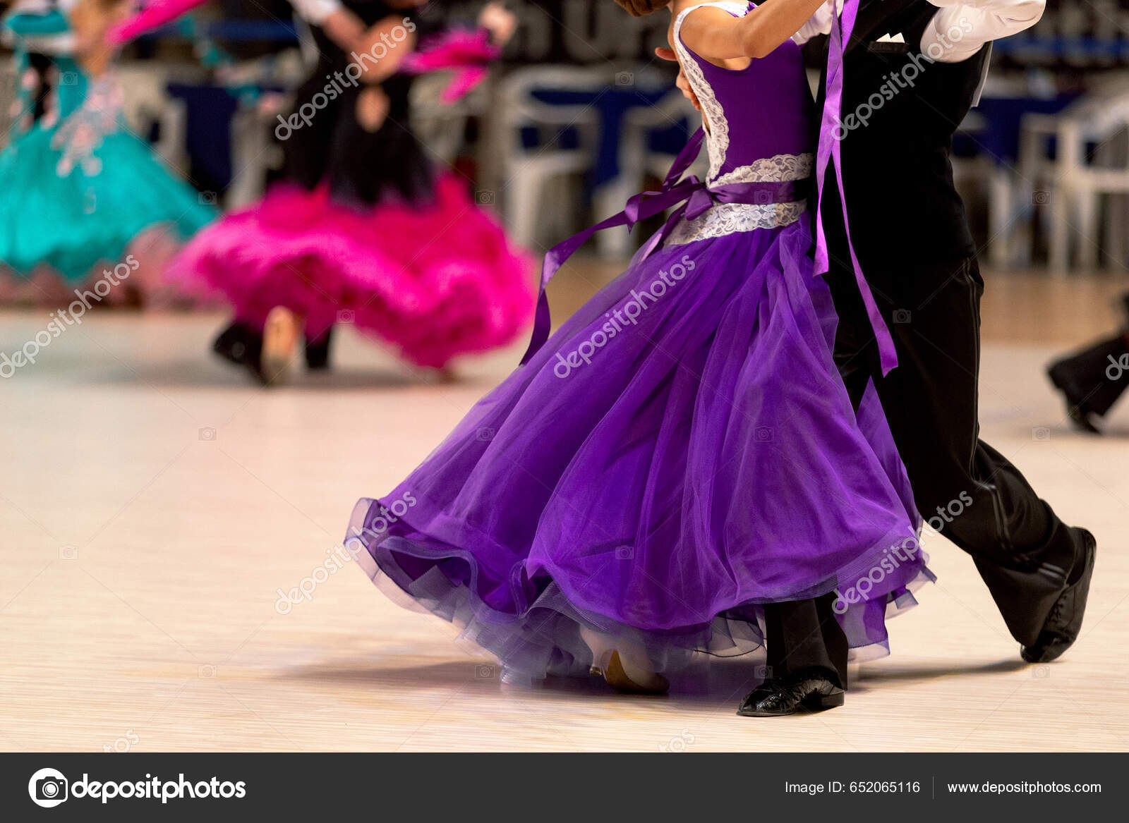 Χορευτές Νέων Ζευγαριών Χορεύουν Βαλς Διαγωνισμό Χορού Πολύχρωμα Φορέματα  Για – Εκδοτική Εικόνα Αρχείου © realsports #652065116