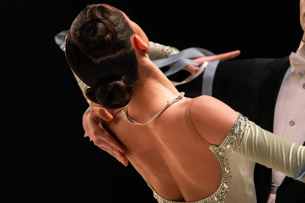 Close Elegante Dançarina Feminina Vestido Baile Com Homem Terno Cauda — Fotografia de Stock