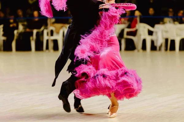 競争力のある社交ダンスのスポーツで2人の踊りのFxtrot 女性はピンクのドレスと男黒の尾のスーツを着ている — ストック写真
